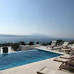 Salina Luxury Pool