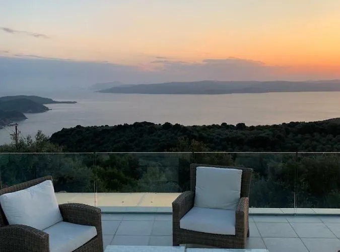 Salina Luxury Pool Villa